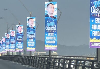 El puente de la Unidad Nacional amaneció repleto de la cara de Daniel Noboa en un día en el que dos personas fueron asesinadas