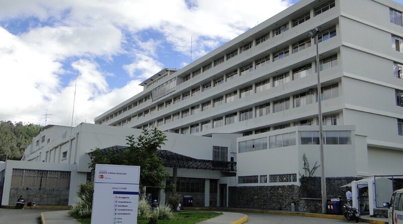 Bebé achuar de dos meses muere en el Hospital Vicente Corral Moscoso, de Cuenca, mientras otros niños de Taisha también están en riesgo ante crisis en el sistema de Salud