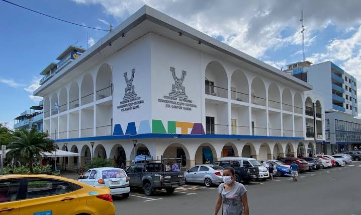 Sicarios acribillan a funcionario municipal frente al Municipio de Manta